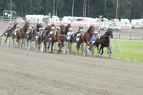Kuvasta selviää vain että Jorma Kontio ja Zu Zu Hoss ovat kärjessä, televisiografiikka kertoo pian entistä enemmän.