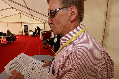 Suurkilpailuvalvoja Olavi Haanketo avasi ravikilpailusääntöjen 57. pykälää. Kuva: Jarno Unkuri.