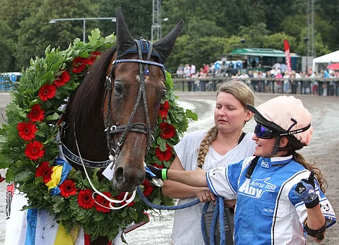 Iina Aho ja ikiravuri Art On Line jatkoivat monté-voittojaan lauantaina Jägersrossa,