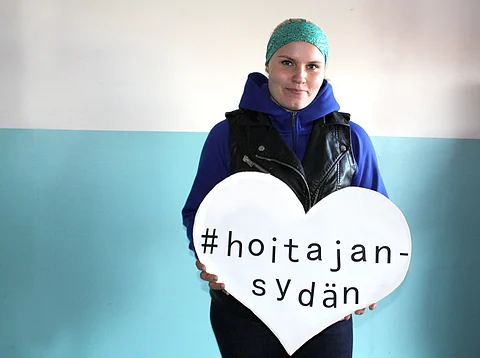 Emmi Liski työskentelee hevosenhoitajana Tapio Perttusen tallissa.