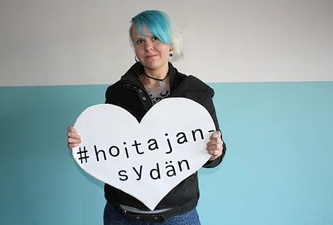 Taru Rajala työskentelee hevosenhoitajana Matias Salon tallissa.