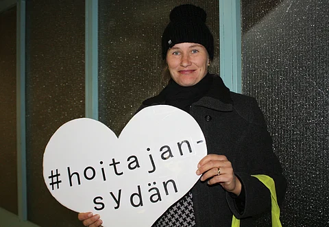 Tiia Kaihtela työskentelee hevosenhoitajana Bella Varjosen tallissa.