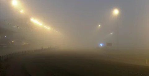 Sumu haittasi näkyvyyttä Ruotsin V75-raveissa Örebrossa.