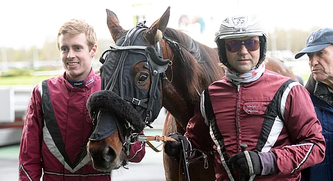 Lutfi Kolgjinin tallin värit loistivat lauantaina Vincennesissä. Kuvassa voittajaseremonioissa Quick Fix, kevään sankari Seinäjoelta.