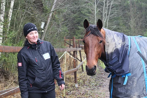 Vastuuvalmentaja Marjo Kivimaa ja lauantaina Kasvattajakruunun finaalissa juokseva Incredible Ironman kotona Hämeenkyrössä.