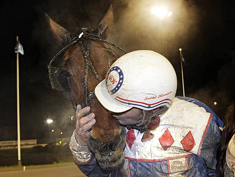 Jukka Kinnusen tunteet elämänsä hevosta Amazing Soulia kohtaan eivät jääneet epäselväksi Vermon voittajaseremonioissa.
