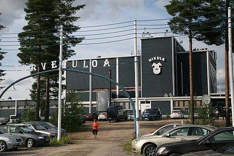 Kaustisen raviradalla on pyhänä odotettua hiljaisempi päivä. Arkistokuva.