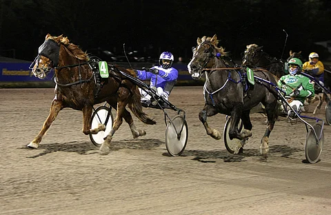 Dramaa Vermossa. Suvi Kevätön purjehtii ykköseksi. Notarikin varma kakkossija palaa sen sijaan maalilaukkaan.