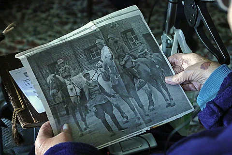 Hevoslotan kädet selailevat muistojen albumia rakkaudella. Kuva: Ada Pykäläniemi.