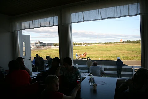 Laivakankaan uusitusta tallikahviosta avautuu komea näkymä kilparadalle. Kuva: Riikka Aaltonen