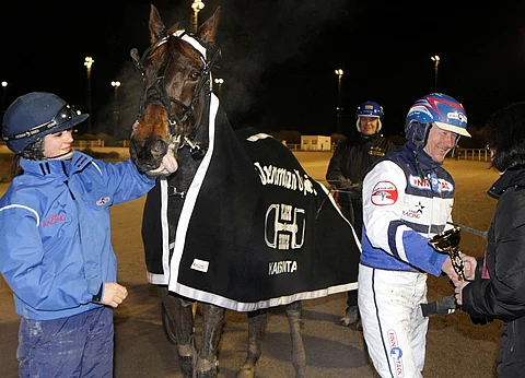 Voittaminen on mukavaa. Tilda Niittymäki, Arctic Helen kieli poskessa ja Vermon Risto Silvola hevosen ohjissa seuraavat, kun Pekka Korpi pokkaa palkinnot, jälleen kerran.