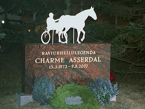 Timo Even hankkima muistokivi Lahden Jokimaan raviradalla kunnioittaa kaikkien aikojen suomalaisravuria.