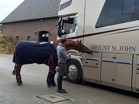 Kom Fairy Talelle näytetään autoa, jolla se siirtyy uuteen olinpaikkaansa, Iso-Britanniaan.