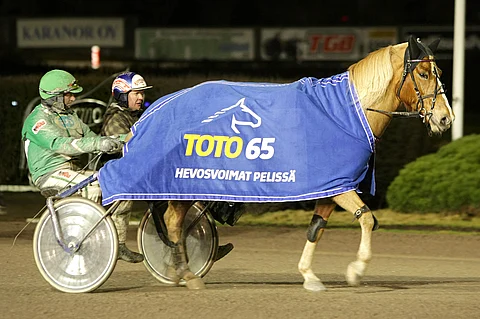 Vermon "komiat": hieno liinaharja Juliette Lax, ohjastaja Ari Moilanen ja valmentaja Jussi Suominen.