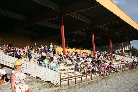 Muista maakuntaradoista poiketen Kajaanissa on avokatsomo. Kuva: Riikka Aaltonen