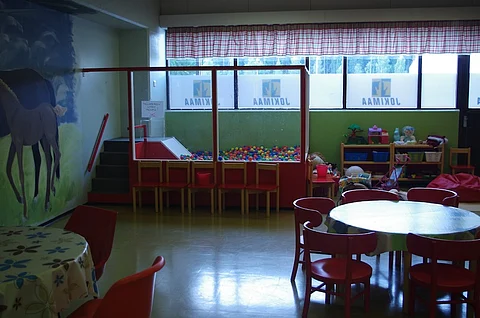 Jokimaalla lapset pääsevät pulahtamaan pallomereen. Kuva: Riikka Aaltonen