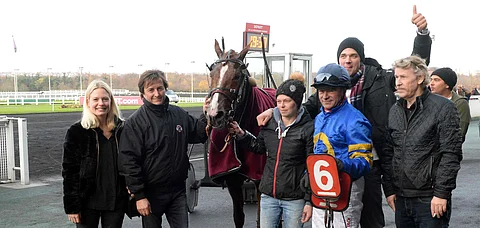 Lionel yhteuseurooppalaisen taustajoukkonsa kanssa voittoseremonioissa. Norjalaisomistajat Kjell Arne Ness ja Gøran Antonsen oikealla. Hevosen hoitaja Vilja Paunonen itseoikeutettuna juhlimassa hevosen kahdeksatta täysosumaa Ranskassa ranskalaisajaja Franck Nivardin, ranskalaisvalmentaja Fabrice Souloyn ja hollantilaisen Esmee Kammingan (vas.)seurassa.