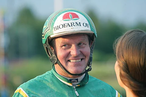 Erkki-Pekka Mäkinen palkittiin Teivon ravigaalassa vuoden valmentajana.