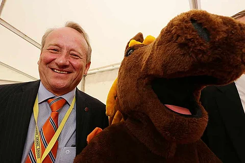 Turun ravien toimitusjohtaja Ilmari Halinen ja Kuninkuusravien maskotti Heppe odottavat sään lauhtumista innolla. Kuva: Jarno Unkuri.