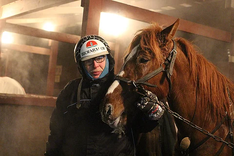 Jouni Miettinen ja Pikku Hyvä lähdön jälkeen valjastuskatoksllla.