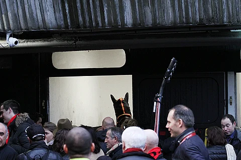 Bold Eaglen karsinan edusta täyttyi onnittelijoista lähdön jälkeen. Kuva: