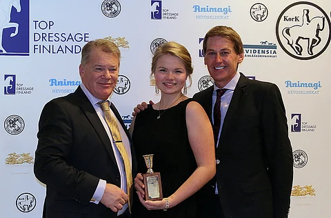 Tom Gordin lahjoitti Kyra Trophyn vastaanottaneelle Ida-Lotte Peltoniemelle kouluratsastusmaajoukkueen päävalmentajan Emile Faurien tarjoaman valmennuspaketin. 3600 euroon noussut paketti oli gaalan arvokkain huutokauppakohde.