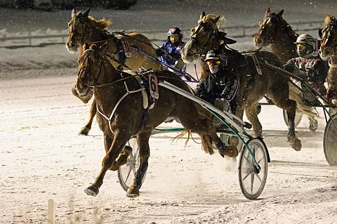 Mika Forssin ajama Vitter irrotti keulasta päätöspuolikkaan 20,5-vauhtia. Helmen Vili ja Diktaattori veivät seuraavat sijat. Kuva: Anu Leppänen.