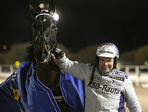 Vermon illan toinen ykkönen sai valmentaja Matias Salon myhäilemään varovasti. Onirique on tässä ilonaiheena voitettuaan hyvällä tyylillä Vermon Isokengän.