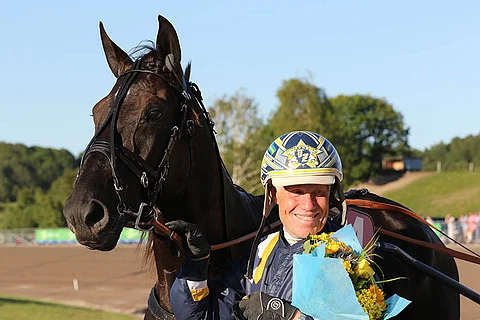 Stefan Melander sai jälleen kerran olla tyytyväinen Nuncioonsa, josta hän 1,5-vuotiaana maksoi 7000 dollaria. Voittoaika keskiviikkona oli 10,7a, joten Tycoon Conway Hallin maanantaina Halmstadissa ravaama 10,4a säilyi kauden kärkituloksena.