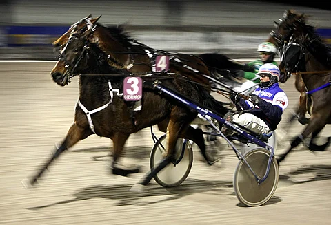 Derbyn Talvisuosikissa oli vauhtia jo kierros ennen maalia. Keulassa meni Arctic Helen rattaillaan lumilautatähti Janne Korpi.