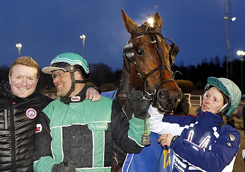 Kari Savolainen, Cruise Line ja Nina Savolainen sekä ruunan taustavoimat osasivat ottaa Vermon voitosta ilon asiaankuuluvasti irti.