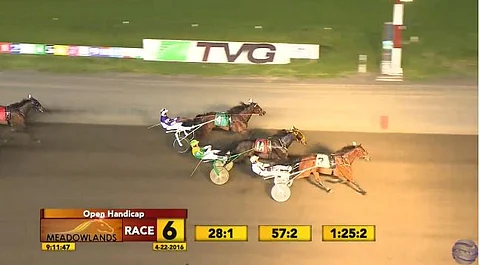 Bee A Magician kiri helppoon voittoon Gural Hanoverin ja Shake It Cerryn ohitse Meadowlandsin päälähdössä perjantaina 22.4.2016.