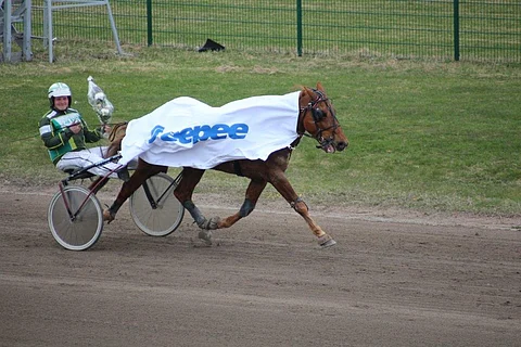 Markus Porokka ja Vixen veivät ensimmäisen T76-lähdön voiton Juukaan.