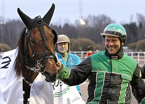 Daisy Nass tuotti iloa ja hyvää myös taustavoimilleen. Tässä seremonioissa tamman valmentaja Kari Savolainen ja taustalla ohjastaja Juha Utala.