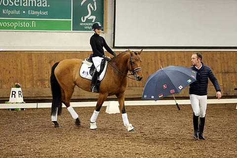 Stella Hagelstamin New Hill Julitrea totuttelee Warwick McLeanin sateenvarjoon.