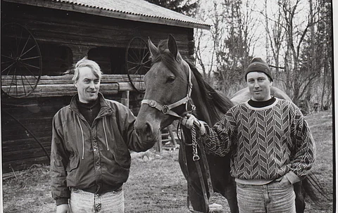 Kari Ahokas, kolmevuotias Tracy Way ja Kaarlo Ahokas. Kaarlolla oli kaksi elämän hevosta, Viesker ja Sugar Free. Tracy Waysta tuli aikanaan jälkimmäisen emä. Artikkelin kaikki kuvat: Juhani Länsiluoto.