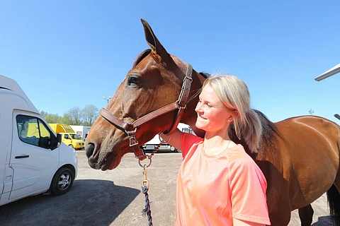 Anna Mix ja hoitaja Caroline Bernzon.