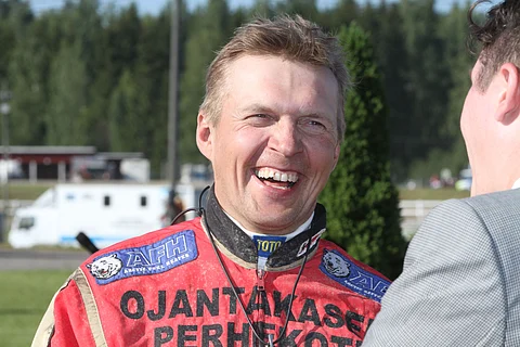 Tuomas Pakkanen tahdittaa N.P. Turboa pitkällä matkalla voitokkaasti.