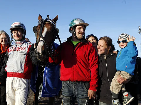 Derbyn Tammasuosikin voittajakehässä oli iloinen meininki. Juhlittavana olivat Le Monteilin tytär Backspin, ohjastaja Iikka Nurmonen ja valmentaja Hannu Isotalo.