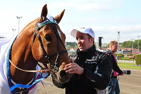 Toni Mäntyniemi on aiemmin hoitanut muun muassa Elitkampenin ja ravikuninkuuden voittanutta Vitteriä.