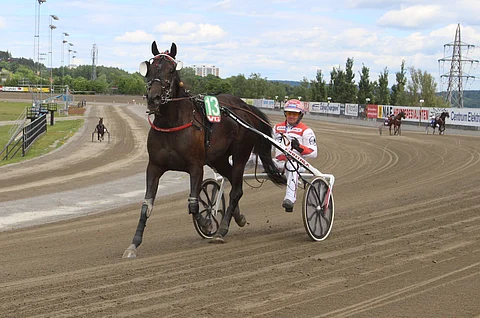 Get On Up ja ohjastaja-valmentaja Knud Mönster.