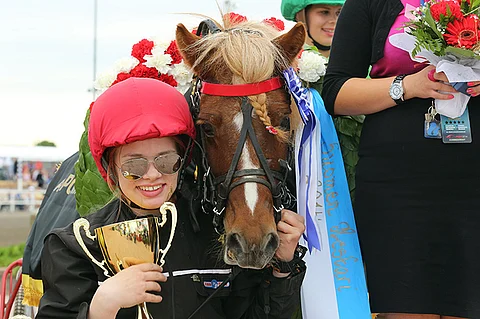 Dynamit III voitti A-kategorian Suomen Mestaruuden vuonna 2014. Silloin ohjaksissa oli valmentaja Nicole Haglund.