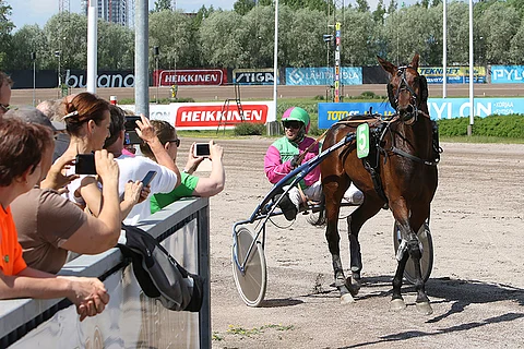 Vermon Raviliigan Grainfield Fanny otti kautensa avausvoiton viime perjantaina Vermossa. Kuva: