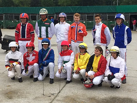 Ohjastajat ajavat kaikki osalähdöt oman maansa väreissä. Jukka Torvinen takarivissä ensimmäinen oikealla.