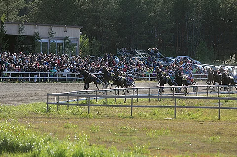 Vuonna 2015 Kalajoen juhannusravit juostiin yli 1500-päisen yleisön edessä.