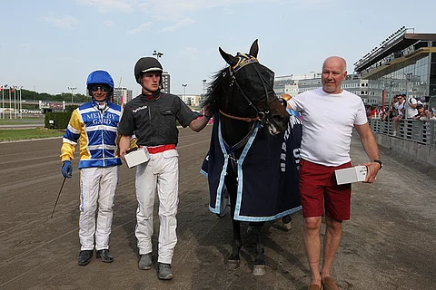 Mellby Viking voitti vuoden 2014 Harper Hanoversin pitkän matkan ME-ajalla 12,5. Samassa kilpailussa tänä vuonna Bird Parker rikkoi ennätyksen lukemiin 12,1. Kuvassa Jorma Kontio, Cedric Parys ja Timo Nurmos Mellby Vikingin voittoseremonioissa Solvallan ME:n jälkeen 2014.