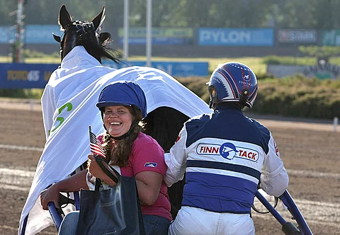 Nina Pettersson-Perklen oli hurmaavan ilahtunut hevosensa Pension Killerin ja Pekka Korven napakympistä.