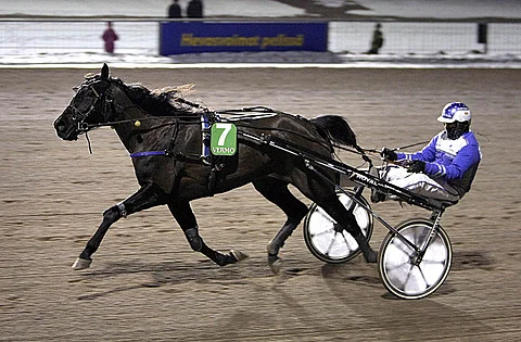 Jarmo Saarelan ohjastama Ida Glitter tarjoaa keulaan päästessään suursuosikki Echauffour U.S:lle tiukan haasteen. kuva: Pekka Salonen