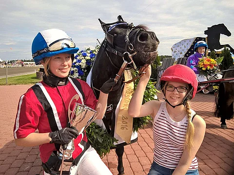 Kaikki kolme yhtä hymyä - tuoreet Pohjoismaiden mestarit Goldenwild's Sammy ja omistajat Melissa Melkko ja Laura Korhonen.