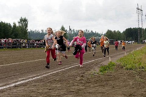 Sunnuntaipäivänä Toto4-ravien lisäksi Jämsä tarjoaa myös ajanvietettä lapsille, esimerkiksi poniratsastuksen merkeissä.